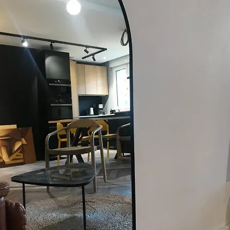 Nid Douillet - Bel Avec Garage Apartment