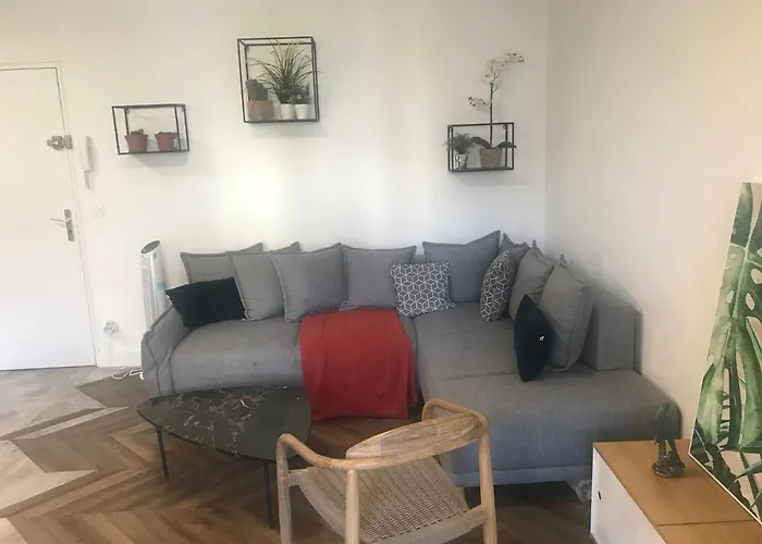 Nid Douillet - Bel Avec Garage Apartment