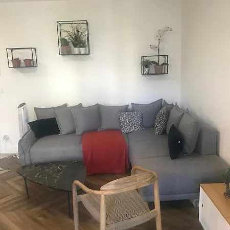 Nid Douillet - Bel Avec Garage Apartment